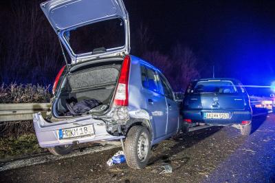 B29 Lorch: Pkw schleudert in Leitplanke, nachfolgender Pkw faehrt auf - 5 Verletzte - Vollsperrung